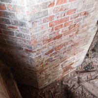 Precizní zdivo oktagonálního podstavce komína.