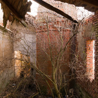 Budova s vestavěným komínem.