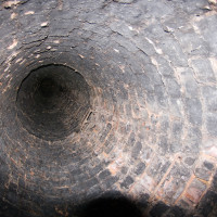 Poněkud zkronchtuovaná železná výstroj (kramle).