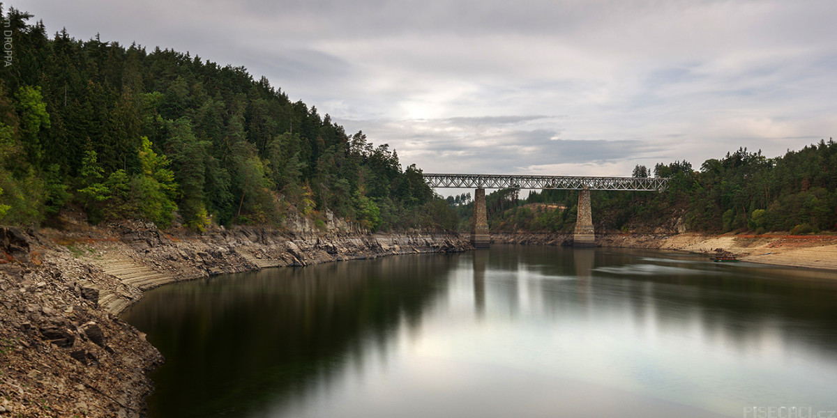 Na úrovni Červené je voda již poměrně vysoko i přes velký pokles hladiny. Dobře je tak vidět obezdnění původních pilířů viaduktu.