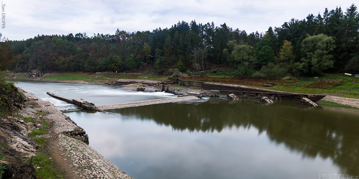 Pohled ze skalky, která je běžně přímo nad hladinou nadržené Vltavy