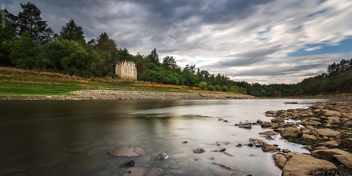 Pilíř na levém břehu Vltavy.