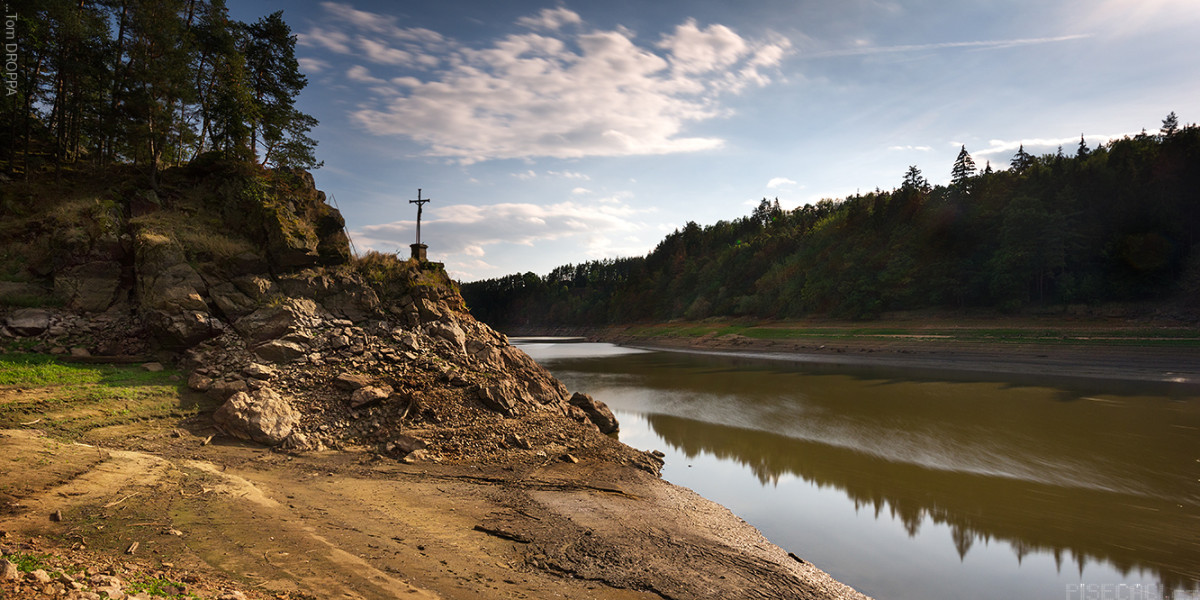 Naproti vidíme poměrně nepřístupné jehnědenské stráně…